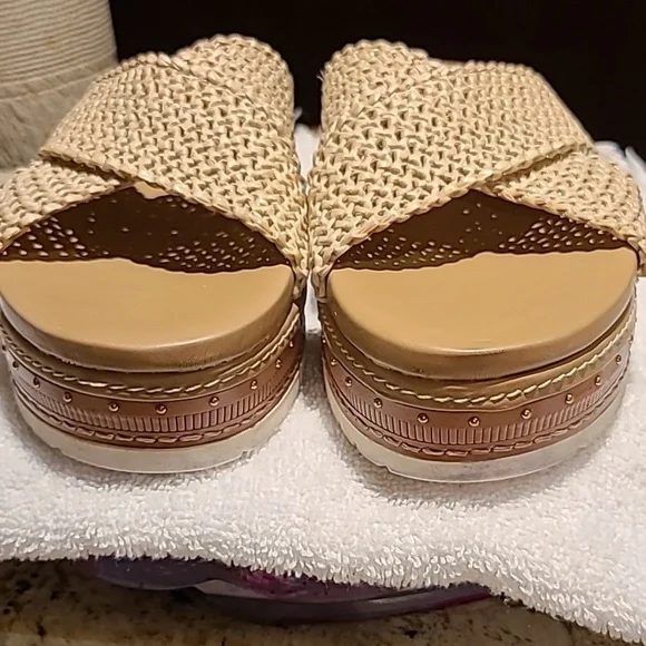 Vince Camuto Ravensal slide Sz 8 to 8.5. - Picture 2 of 13